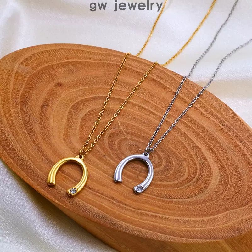 U pendant 