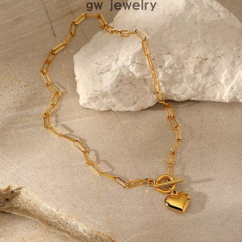 gold heart pendant necklace