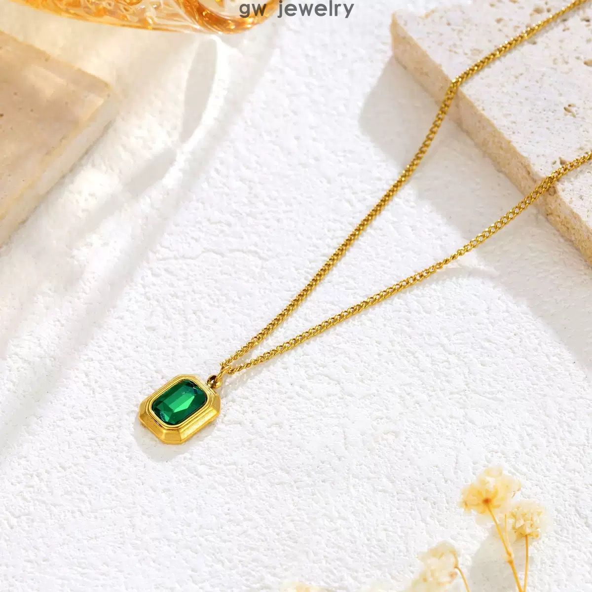 French simple emerald pendant necklace