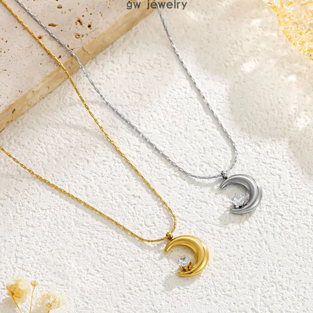 French-style small crescent claw-set diamond moon titanium steel necklace(图1)