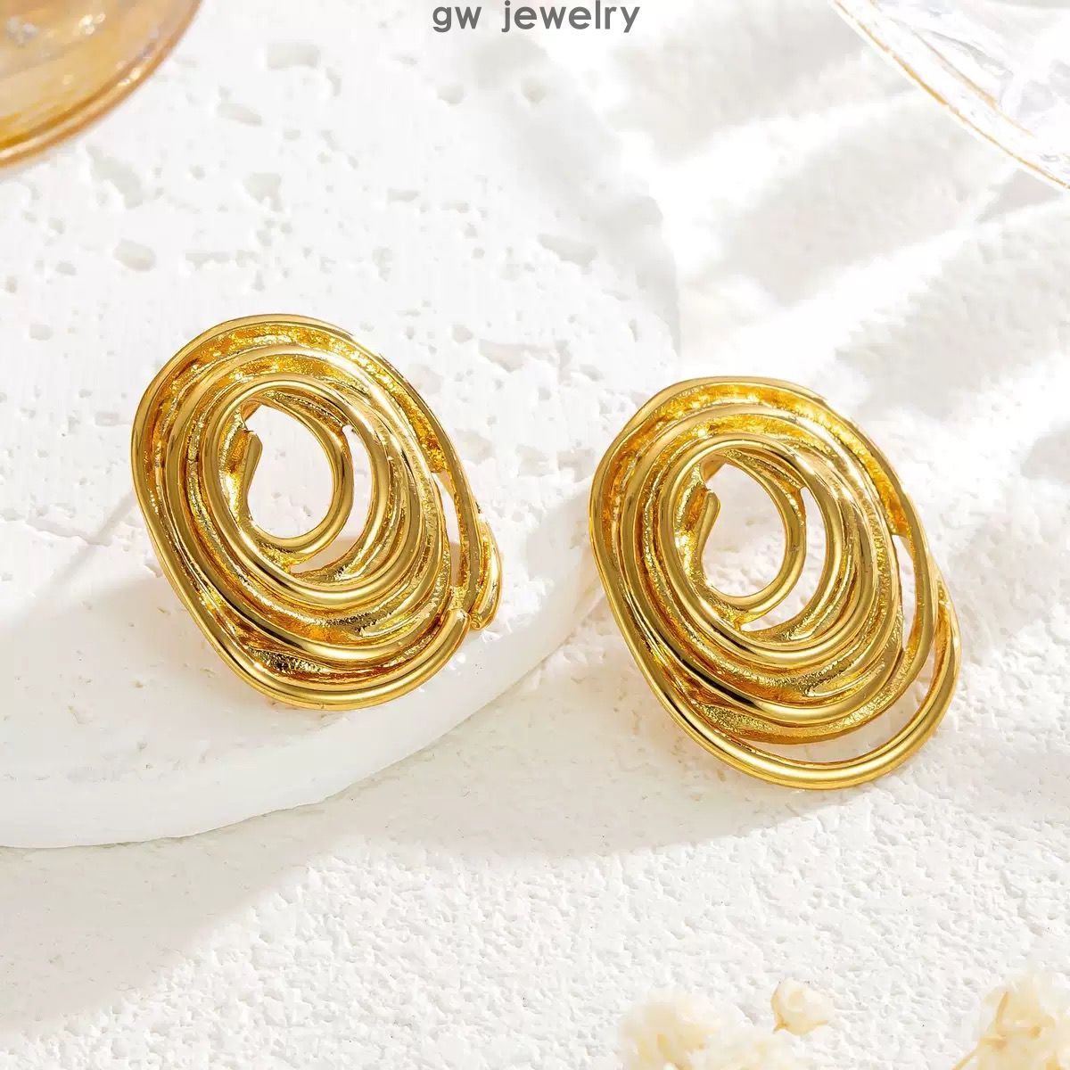 niche-designed coil oval stud earrings.